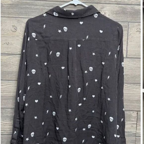 TORRID Lizzie Rayon Gray Heart Skull Star Print Long Sleeve Button Up Blouse - Picture 3 of 4